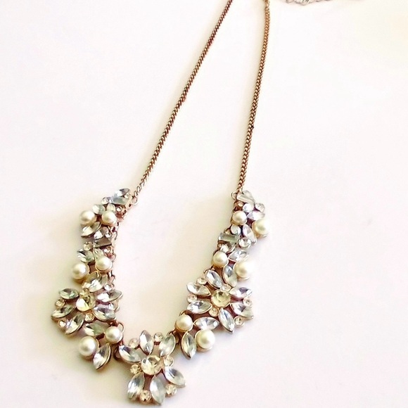 Elegant Floral Pearl Fashion Necklace Women’s OS Gold - Picture 4 of 7